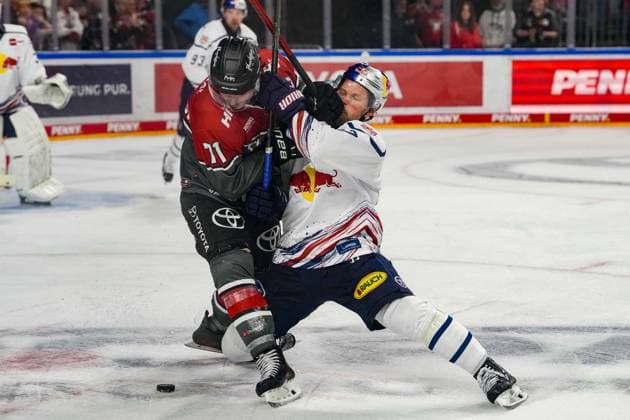 Eishockey Penny-DEL 5.Spieltag Kölner Haie - EHC Red Bull München am 02.10.2026 in der Lanxess Arena in Köln Daniel Fischbuch ( Köln ), links - Patrick Hager ( München ), rechts Gemäß den Vorgaben der DEL Deutsche Eishockey Liga ist die Publikation und Weiterverwertung der Aufnahmen in elektronischen Medien und Endgeräten aller Art während des laufenden Spiels nicht zulässig.