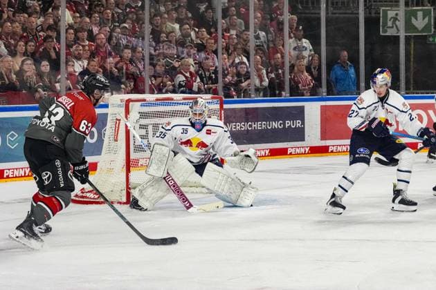 Eishockey Penny-DEL 5.Spieltag Kölner Haie - EHC Red Bull München am 02.10.2026 in der Lanxess Arena in Köln Patrick Russell ( Köln ), links - Mathias Niederberger ( München ), mitte - Veit Oswald ( München ) , rechts Gemäß den Vorgaben der DEL Deutsche Eishockey Liga ist die Publikation und Weiterverwertung der Aufnahmen in elektronischen Medien und Endgeräten aller Art während des laufenden Spiels nicht zulässig.