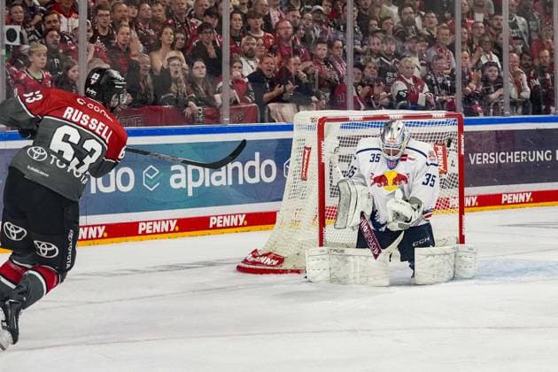 Eishockey Penny-DEL 5.Spieltag Kölner Haie - EHC Red Bull München am 02.10.2026 in der Lanxess Arena in Köln Der Torschuss von Patrick Russell ( Köln ), links - geht leider nur an den Pfosten Gemäß den Vorgaben der DEL Deutsche Eishockey Liga ist die Publikation und Weiterverwertung der Aufnahmen in elektronischen Medien und Endgeräten aller Art während des laufenden Spiels nicht zulässig.