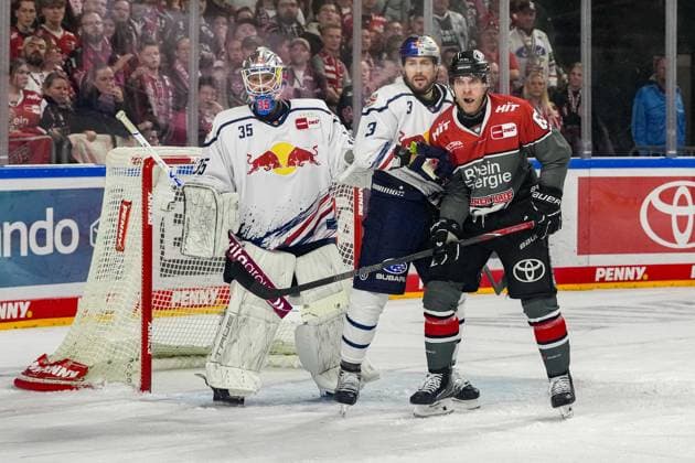 Eishockey Penny-DEL 5.Spieltag Kölner Haie - EHC Red Bull München am 02.10.2026 in der Lanxess Arena in Köln Mathias Niederberger ( München ), links - Lukas Klok ( München ), mitte - Patrick Russell ( Köln ), rechts Gemäß den Vorgaben der DEL Deutsche Eishockey Liga ist die Publikation und Weiterverwertung der Aufnahmen in elektronischen Medien und Endgeräten aller Art während des laufenden Spiels nicht zulässig.