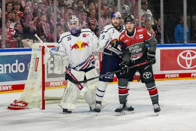 Eishockey Penny-DEL 5.Spieltag Kölner Haie - EHC Red Bull München am 02.10.2026 in der Lanxess Arena in Köln Mathias Niederberger ( München ), links - Lukas Klok ( München ), mitte - Patrick Russell ( Köln ), rechts Gemäß den Vorgaben der DEL Deutsche Eishockey Liga ist die Publikation und Weiterverwertung der Aufnahmen in elektronischen Medien und Endgeräten aller Art während des laufenden Spiels nicht zulässig.