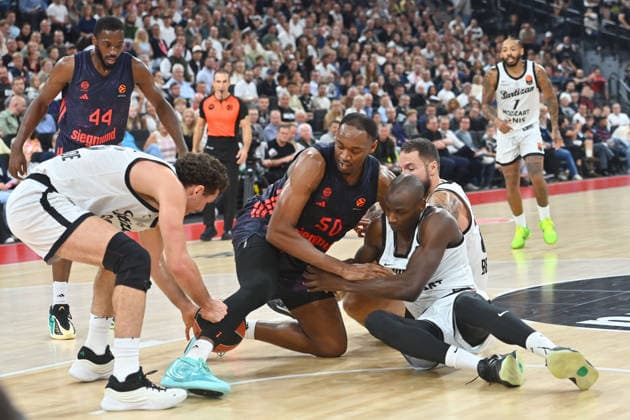 Austin WILEY (FCB), Aktion,Zweikampf gegen Bandja Sy (Belgrad,re) , Kampf um den Ball auf dem Boden. Basketball Euro League,Saison 2026 2027, FC Bayern Muenchen - Partizan Belgrad am 02.10.2026 , S A P G A R D EN