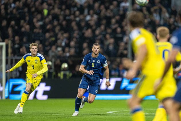 261002 Eric Smith of Sweden and Edin DÅ¾eko of Bosnia and Herzegovina during the Nations League football match between Bosnia and Herzegovina and Sweden on October 2, 2026 in Zenica. Photo: Ludvig Thunman BILDBYRAN kod LT LT0823 fotboll football soccer fotball nations league uefa nations league bosnia and herzegovina sverige sweden sverige a bbeng Copyright: LUDVIGxTHUNMAN BB261002LT133
