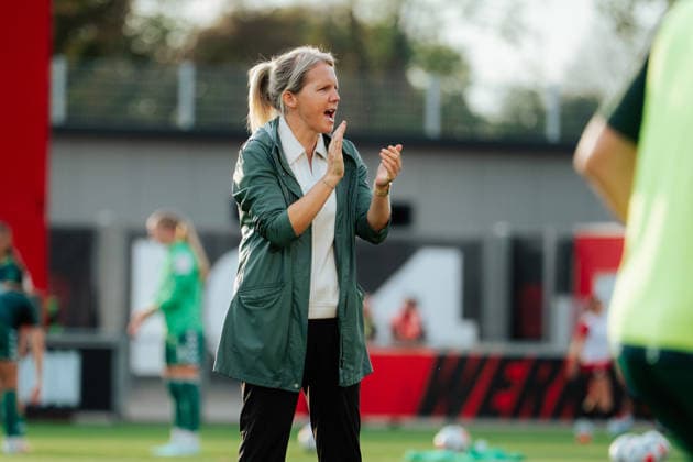 02.10.26, Women, Football, Google Pixel Frauen Bundesliga, Season 2026 2027, Bayer 04 Leverkusen - SV Werder Bremen, Matchday 6 Friederike Kromp (Head Coach - SV Werder Bremen) watching the warm-up of her players Leverkusen Ulrich-Haberland-Stadion NRW Deutschland