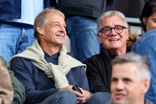 02.10.2026, Deutschland, Stuttgart, Fussball, Regionalliga Südwest, SV Stuttgarter Kickers vs. Kickers Offenbach, Jürgen Klinsmann auf der Tribüne, rechts Roland Eitel
