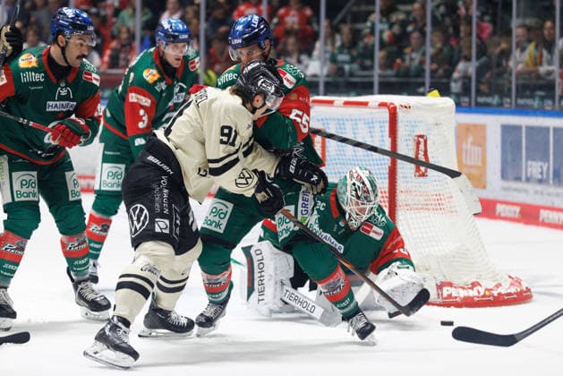 Tobias Ancicka (45, Augsburger Panther), Ryan Button (55, Augsburger Panther) und Timo Ruckdäschel (91, Grizzlys Wolfsburg) beim Spiel zwischen Augsburger Panther v Grizzlys Wolfsburg, Eishockey, Herren, DEL, 2026 2027, 5.Spieltag am 02.10.2026 in Augsburg, Curt-Frenzel-Stadion. Bayern Deutschland