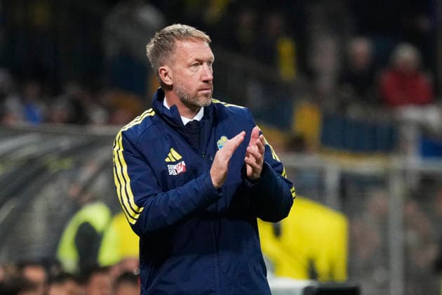 ZENICA, BOSNIA AND HERZEGOVINA 20261002 Sweden s national team, Nationalteam captain Graham Potter talks to Hugo Larsson during Friday s Nations League football match between Bosnia and Herzegovina and Sweden at Bilino Polje stadium in Zenica.