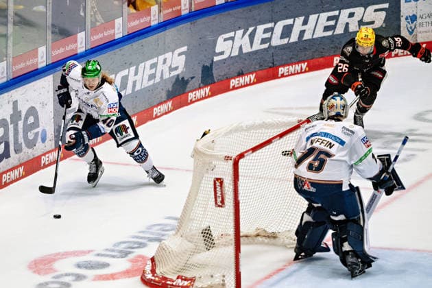 Korbinian Geibel (Eisbaeren Berlin, 40), Dominik Uher (Loewen Frankfurt, 26) GER, Loewen Frankfurt vs. Eisbaeren Berlin, Eishockey, PENNY DEL, 5. Spieltag, Spielzeit 2026 2027, 02.10.2026 GER, Loewen Frankfurt vs. Eisbaeren Berlin, Eishockey, PENNY DEL, 5. Spieltag, Spielzeit 2026 2027, 02.10.2026 Frankfurt am Main Copyright: xEibner-Pressefoto AttilaxZigax EP_AZA