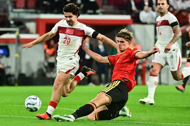 Belgium v Turkey - UEFA Nations League 2026 LIEGE, BELGIUM - OCTOBER 02 : De Ketelaere Charles midfielder of Belgium battles for the ball with Kadioglu Ferdi defender of Turkey during the UEFA Nations League tournament league phase matchday 3 group A1 match between Belgium and Turkey on October 2, 2026 in Liege, Belgium, 02 10 2026 Liege Belgium  Copyright: xPeterxDexVoechtx
