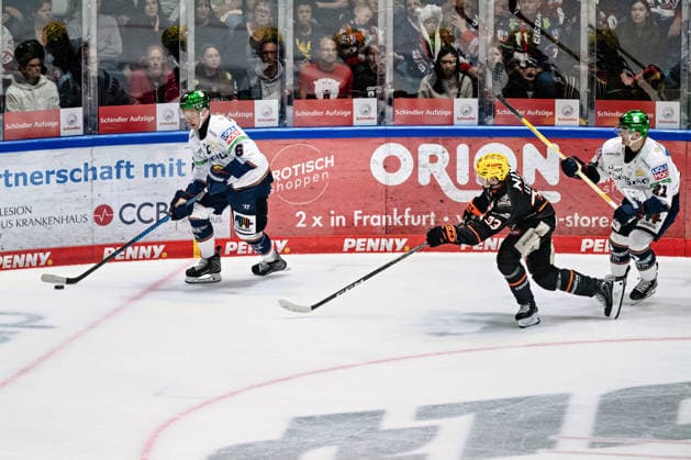 Kai Wissmann (Eisbaeren Berlin, 06), Matej Leden (Loewen Frankfurt, 33) GER, Loewen Frankfurt vs. Eisbaeren Berlin, Eishockey, PENNY DEL, 5. Spieltag, Spielzeit 2026 2027, 02.10.2026 GER, Loewen Frankfurt vs. Eisbaeren Berlin, Eishockey, PENNY DEL, 5. Spieltag, Spielzeit 2026 2027, 02.10.2026 Frankfurt am Main Copyright: xEibner-Pressefoto AttilaxZigax EP_AZA