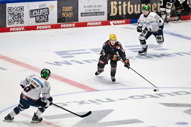 Mitch Reinke (Eisbaeren Berlin, 05), Brandon Biro (Loewen Frankfurt, 10) GER, Loewen Frankfurt vs. Eisbaeren Berlin, Eishockey, PENNY DEL, 5. Spieltag, Spielzeit 2026 2027, 02.10.2026 GER, Loewen Frankfurt vs. Eisbaeren Berlin, Eishockey, PENNY DEL, 5. Spieltag, Spielzeit 2026 2027, 02.10.2026 Frankfurt am Main Copyright: xEibner-Pressefoto AttilaxZigax EP_AZA