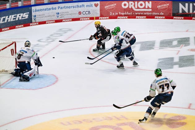 Jonas Neffin (Eisbaeren Berlin, 75), Cameron Brace (Loewen Frankfurt, 86) GER, Loewen Frankfurt vs. Eisbaeren Berlin, Eishockey, PENNY DEL, 5. Spieltag, Spielzeit 2026 2027, 02.10.2026 GER, Loewen Frankfurt vs. Eisbaeren Berlin, Eishockey, PENNY DEL, 5. Spieltag, Spielzeit 2026 2027, 02.10.2026 Frankfurt am Main Copyright: xEibner-Pressefoto AttilaxZigax EP_AZA