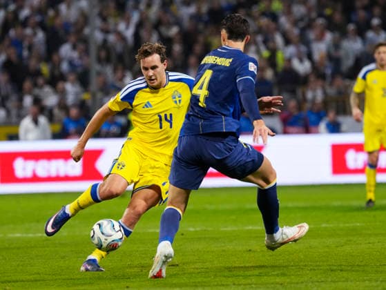 ZENICA, BOSNIEN-HERCEGOVINA 20261002 Sveriges Hampus Skoglund mot Bosniens Tarik MuharemoviÄ‡ under fredagens fotbollsmatch i Nations League mellan Bosnien-Hercegovina och Sverige pa Bilino Polje-stadion i Zenica.
