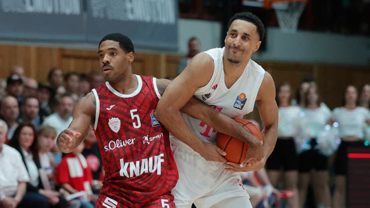 Im Bild: v.li. Kenny Dye (Wuerzburg Baskets, 5) gegen Joel Aminu (Telekom Baskets Bonn, 21) 02.10.2026, Fitness First Wuerzburg Baskets vs. Telekom Baskets Bonn, easyCredit BBL, 4. Spieltag, Deutschland, 97072, tectake-Arena Wuerzburg, Copyright: HMBxMedia xJulienxBecker