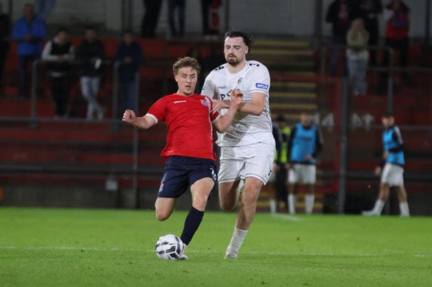 02.10.2026, Fussball, Herren, Regionalliga Bayern, Saison 2026 2027, 12. Spieltag: SpVgg Unterhaching - FC Schweinfurt 05 Von links: Moritz Müller (SpVgg Unterhaching, 24) gegen Kevin Frisorger (FC Schweinfurt 05, 04) Unterhaching Uhlsport-Park Unterhaching Bayern Deutschland