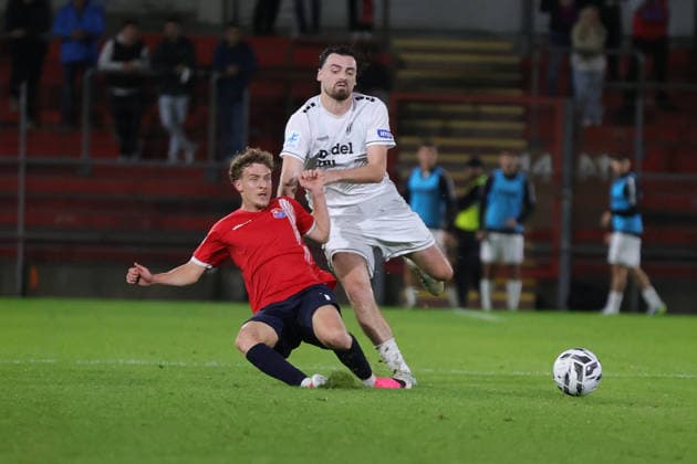 02.10.2026, Fussball, Herren, Regionalliga Bayern, Saison 2026 2027, 12. Spieltag: SpVgg Unterhaching - FC Schweinfurt 05 Von links: Moritz Müller (SpVgg Unterhaching, 24) gegen Kevin Frisorger (FC Schweinfurt 05, 04) Unterhaching Uhlsport-Park Unterhaching Bayern Deutschland