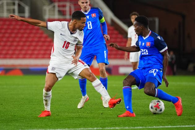England U21, U 21 and Slovakia U21 players battle for possession during the UEFA U21 EURO 2027 qualifying match between England U21 and Slovakia U21 at bet365 Stadium, Stoke-on-Trent, England. (Photo by Jay Soundo) Copyright: xJayxSoundox xSportsxPressxPhotox Sportspressphoto_SPR243935