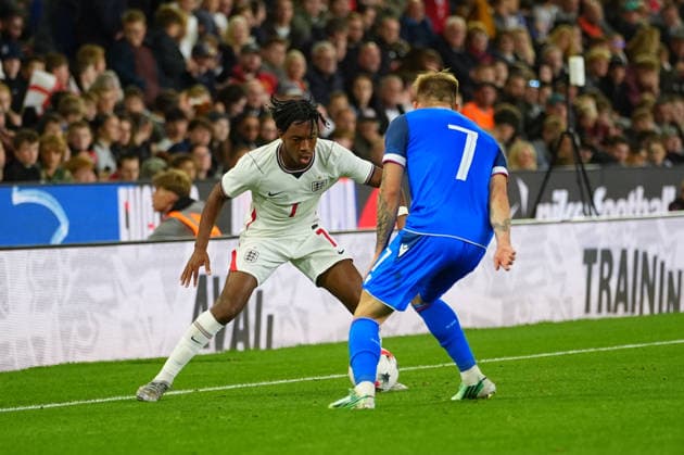 England U21, U 21 and Slovakia U21 players battle for possession during the UEFA U21 EURO 2027 qualifying match between England U21 and Slovakia U21 at bet365 Stadium, Stoke-on-Trent, England. (Photo by Jay Soundo) Copyright: xJayxSoundox xSportsxPressxPhotox Sportspressphoto_SPR243936