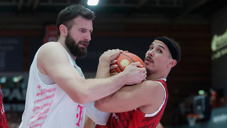 Im Bild: v.li. Leon Kratzer (Telekom Baskets Bonn, 22) gegen Max Jones (Wuerzburg Baskets, 2) 02.10.2026, Fitness First Wuerzburg Baskets vs. Telekom Baskets Bonn, easyCredit BBL, 4. Spieltag, Deutschland, 97072, tectake-Arena Wuerzburg, Copyright: HMBxMedia xJulienxBecker