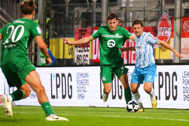 02.10.2026, Deutschland, Stuttgart, Fussball, Regionalliga Südwest, SV Stuttgarter Kickers vs. Kickers Offenbach, v.l. Jakob Lewald (OFC), Yannick Glessing (Kickers)