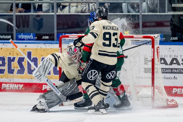 Dustin Strahlmeier (Torwart, Grizzlys Wolfsburg, 01) und Spencer Machacek (Grizzlys Wolfsburg, 93) verteidigen gegen Alec McCrea (Augsburger Panther, 03) GER, Augsburger Panther vs. Grizzlys Wolfsburg, Eishockey, DEL, Saison 2026 2027, 4. Spieltag, 02.10.2026. Foto: HMB Media Heike Feiner Copyright: HMBxMedia HeikexFeiner