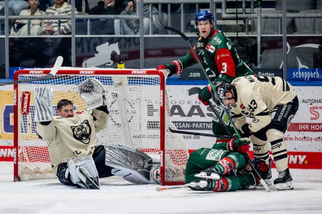 Dustin Strahlmeier (Torwart, Grizzlys Wolfsburg, 01) beschwert sich, Spencer Machacek (Grizzlys Wolfsburg, 93) kuemmert sich um Tim Wohlgemuth (Augsburger Panther, 33), dahinter Alec McCrea (Augsburger Panther, 03) GER, Augsburger Panther vs. Grizzlys Wolfsburg, Eishockey, DEL, Saison 2026 2027, 4. Spieltag, 02.10.2026. Foto: HMB Media Heike Feiner Copyright: HMBxMedia HeikexFeiner