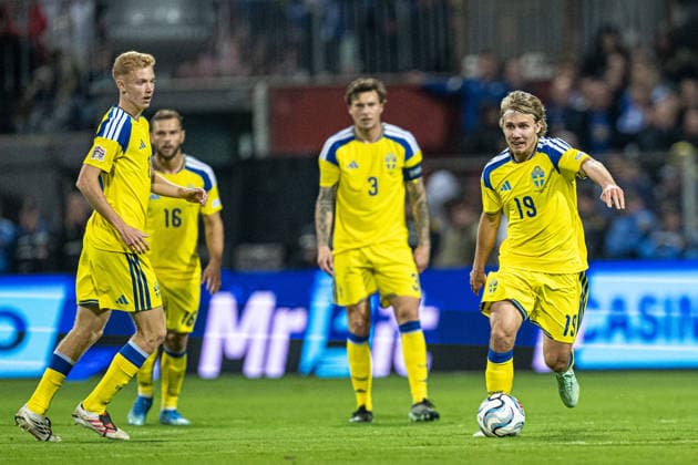 261002 Hugo Larsson and Sebastian Nanasi of Sweden during the Nations League football match between Bosnia and Herzegovina and Sweden on October 2, 2026 in Zenica. Photo: Ludvig Thunman BILDBYRAN kod LT LT0823 fotboll football soccer fotball nations league uefa nations league bosnia and herzegovina sverige sweden sverige a bbeng Copyright: LUDVIGxTHUNMAN BB261002LT152