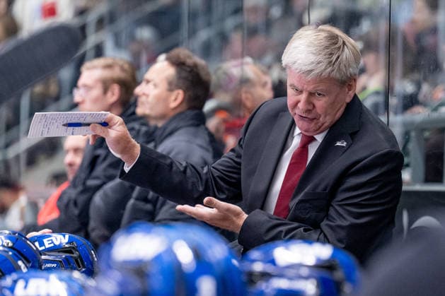 Bill Peters (Chef-Trainer, Augsburger Panther) erklaerend GER, Augsburger Panther vs. Grizzlys Wolfsburg, Eishockey, DEL, Saison 2026 2027, 4. Spieltag, 02.10.2026. Foto: HMB Media Heike Feiner Copyright: HMBxMedia HeikexFeiner