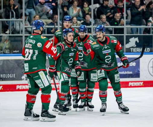 Die Augsburger bejubeln mit Trevor Parkes (Augsburger Panther, 84) dessen Tor zum 5:1 GER, Augsburger Panther vs. Grizzlys Wolfsburg, Eishockey, DEL, Saison 2026 2027, 4. Spieltag, 02.10.2026. Foto: HMB Media Heike Feiner Copyright: HMBxMedia HeikexFeiner