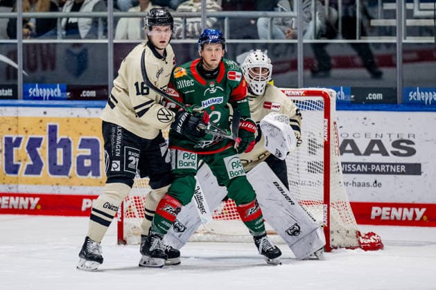 Tommy Pasanen (Grizzlys Wolfsburg, 16) verteidigt gegen Cameron Wright (Augsburger Panther, 16) vor dem Tor von Hannibal Weitzmann (Torwart, Grizzlys Wolfsburg, 67) GER, Augsburger Panther vs. Grizzlys Wolfsburg, Eishockey, DEL, Saison 2026 2027, 4. Spieltag, 02.10.2026. Foto: HMB Media Heike Feiner Copyright: HMBxMedia HeikexFeiner