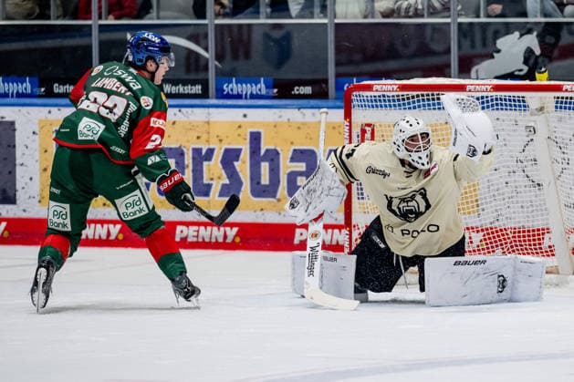 Jimmy Lambert (Augsburger Panther, 23) verpasst gegen Hannibal Weitzmann (Torwart, Grizzlys Wolfsburg, 67) GER, Augsburger Panther vs. Grizzlys Wolfsburg, Eishockey, DEL, Saison 2026 2027, 4. Spieltag, 02.10.2026. Foto: HMB Media Heike Feiner Copyright: HMBxMedia HeikexFeiner