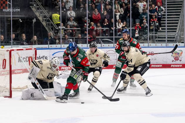 Enrico Henriquez (Augsburger Panther, 52) verpasst hier gegen Hannibal Weitzmann (Torwart, Grizzlys Wolfsburg, 67), Ross Mauermann (Grizzlys Wolfsburg, 28) und Julian Melchiori (Grizzlys Wolfsburg, 44) GER, Augsburger Panther vs. Grizzlys Wolfsburg, Eishockey, DEL, Saison 2026 2027, 4. Spieltag, 02.10.2026. Foto: HMB Media Franz Feiner Copyright: HMBxMedia FranzxFeiner