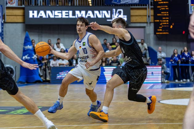 Zweikampf Gianni Otto (HAKRO Merlins Crailsheim, 10) Isaac Haney (Tigers Tuebingen, 11) Mimik Dynamik, GER, HAKRO Merlins Crailsheim vs. Tigers Tuebingen, Basketball, 2. Basketball Bundesliga, Pro A, 02. Spieltag, Spielzeit 2026 2027, 02.10.2026, GER, HAKRO Merlins Crailsheim vs. Tigers Tuebingen, Basketball, 2. Basketball Bundesliga, Pro A, 02. Spieltag, Spielzeit 2026 2027, 02.10.2026 Ilshofen Copyright: xEibner-Pressefoto JanixPlessx EP_JPL