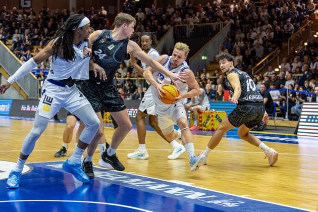 Harter Zweikampf Lucas Mayer (HAKRO Merlins Crailsheim, 08) Nico Santana Mojica (Tigers Tuebingen, 10) daneben Courtney Alexander (HAKRO Merlins Crailsheim, 02) Creighton Bryan William Morisch (Tigers Tuebingen, 24), GER, HAKRO Merlins Crailsheim vs. Tigers Tuebingen, Basketball, 2. Basketball Bundesliga, Pro A, 02. Spieltag, Spielzeit 2026 2027, 02.10.2026, GER, HAKRO Merlins Crailsheim vs. Tigers Tuebingen, Basketball, 2. Basketball Bundesliga, Pro A, 02. Spieltag, Spielzeit 2026 2027, 02.10.2026 Ilshofen Copyright: xEibner-Pressefoto JanixPlessx EP_JPL