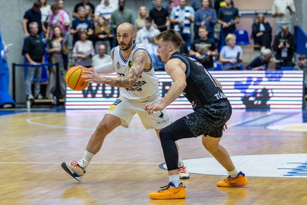 Freisteller Emotionen Jubel Florian Flabb (HAKRO Merlins Crailsheim, Headcoach), GER, HAKRO Merlins Crailsheim vs. Tigers Tuebingen, Basketball, 2. Basketball Bundesliga, Pro A, 02. Spieltag, Spielzeit 2026 2027, 02.10.2026, GER, HAKRO Merlins Crailsheim vs. Tigers Tuebingen, Basketball, 2. Basketball Bundesliga, Pro A, 02. Spieltag, Spielzeit 2026 2027, 02.10.2026 Ilshofen Copyright: xEibner-Pressefoto JanixPlessx EP_JPL
