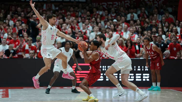 Im Bild: v.li. Aleksa Kovacevic (Telekom Baskets Bonn, 11), Kenny Dye (Wuerzburg Baskets, 5) am Ball und Leon Kratzer (Telekom Baskets Bonn, 22) 02.10.2026, Fitness First Wuerzburg Baskets vs. Telekom Baskets Bonn, easyCredit BBL, 4. Spieltag, Deutschland, 97072, tectake-Arena Wuerzburg, Copyright: HMBxMedia xJulienxBecker