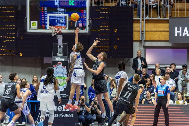 Rebound von Booker Coplin (HAKRO Merlins Crailsheim, 06) Creighton Bryan William Morisch (Tigers Tuebingen, 24) daneben Nico Santana Mojica (Tigers Tuebingen, 10) Courtney Alexander (HAKRO Merlins Crailsheim, 02) Peyton Kennedy Gerald (HAKRO Merlins Crailsheim, 13) Isaac Haney (Tigers Tuebingen, 11), GER, HAKRO Merlins Crailsheim vs. Tigers Tuebingen, Basketball, 2. Basketball Bundesliga, Pro A, 02. Spieltag, Spielzeit 2026 2027, 02.10.2026, GER, HAKRO Merlins Crailsheim vs. Tigers Tuebingen, Basketball, 2. Basketball Bundesliga, Pro A, 02. Spieltag, Spielzeit 2026 2027, 02.10.2026 Ilshofen Copyright: xEibner-Pressefoto JanixPlessx EP_JPL