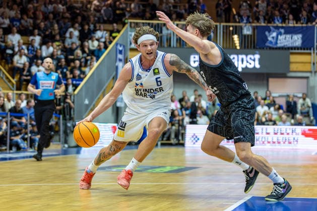 Zweikampf Booker Coplin (HAKRO Merlins Crailsheim, 06) Aiden Warnholtz (Tigers Tuebingen, 03), GER, HAKRO Merlins Crailsheim vs. Tigers Tuebingen, Basketball, 2. Basketball Bundesliga, Pro A, 02. Spieltag, Spielzeit 2026 2027, 02.10.2026, GER, HAKRO Merlins Crailsheim vs. Tigers Tuebingen, Basketball, 2. Basketball Bundesliga, Pro A, 02. Spieltag, Spielzeit 2026 2027, 02.10.2026 Ilshofen Copyright: xEibner-Pressefoto JanixPlessx EP_JPL