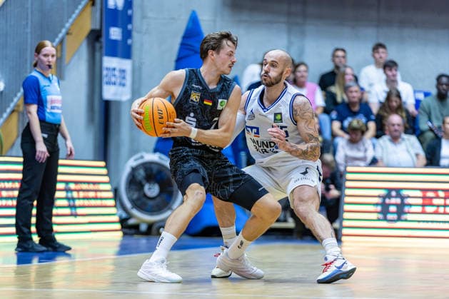 Zweikampf Lars Kamp (Tigers Tuebingen, 07) Simon Krajcovic (HAKRO Merlins Crailsheim, 55), GER, HAKRO Merlins Crailsheim vs. Tigers Tuebingen, Basketball, 2. Basketball Bundesliga, Pro A, 02. Spieltag, Spielzeit 2026 2027, 02.10.2026, GER, HAKRO Merlins Crailsheim vs. Tigers Tuebingen, Basketball, 2. Basketball Bundesliga, Pro A, 02. Spieltag, Spielzeit 2026 2027, 02.10.2026 Ilshofen Copyright: xEibner-Pressefoto JanixPlessx EP_JPL