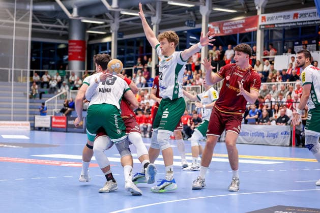 02.10.2026, 6. Spieltag der 2. Handball-Bundesliga, TuSEM Essen - SC DHfK Leipzig. Matej Klima (SC DHFK Leipzig 13) Tim Hertzfeld (SC DHFK Leipzig 72) verteidigen am Kreis gegen Max Neuhaus (TUSEM Essen 37) und Valentin Willner (TUSEM Essen 05) NRW Deutschland