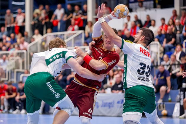 02.10.2026, 6. Spieltag der 2. Handball-Bundesliga, TuSEM Essen - SC DHfK Leipzig. Max Neuhaus (TUSEM Essen 37) im Zweikampf gegen Luka Rogan (SC DHFK Leipzig 33) und Tim Hertzfeld (SC DHFK Leipzig 72) NRW Deutschland