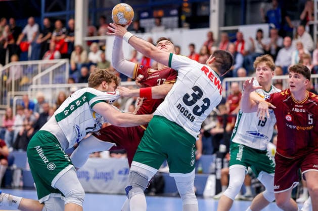 02.10.2026, 6. Spieltag der 2. Handball-Bundesliga, TuSEM Essen - SC DHfK Leipzig. Max Neuhaus (TUSEM Essen 37) im Zweikampf gegen Luka Rogan (SC DHFK Leipzig 33) und Tim Hertzfeld (SC DHFK Leipzig 72) NRW Deutschland
