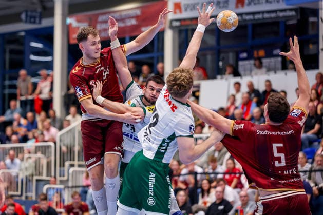 02.10.2026, 6. Spieltag der 2. Handball-Bundesliga, TuSEM Essen - SC DHfK Leipzig. Maximilian Hejny (TUSEM Essen 64) beim Pass am Kreis zu Valentin Willner (TUSEM Essen 05) NRW Deutschland