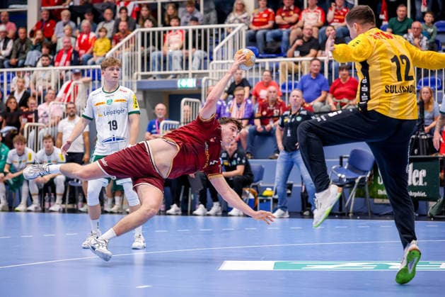 02.10.2026, 6. Spieltag der 2. Handball-Bundesliga, TuSEM Essen - SC DHfK Leipzig. Valentin Willner (TUSEM Essen 05) wirft den Ball auf das Tor von Anadin Suljakovic (SC DHFK Leipzig 12) NRW Deutschland