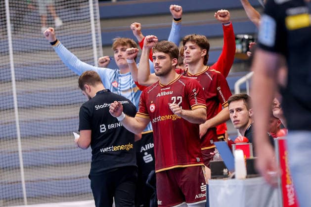 02.10.2026, 6. Spieltag der 2. Handball-Bundesliga, TuSEM Essen - SC DHfK Leipzig. Die Mannschaft steht jubelnd am Spielfeldrand NRW Deutschland