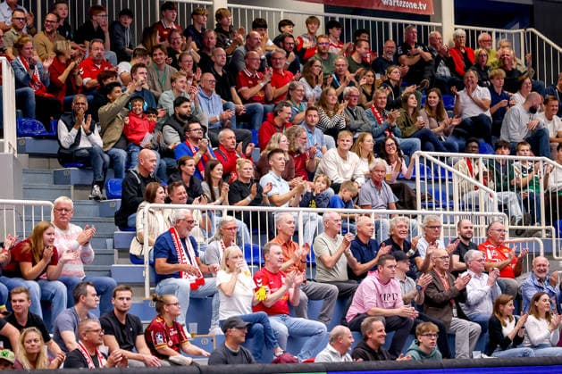 02.10.2026, 6. Spieltag der 2. Handball-Bundesliga, TuSEM Essen - SC DHfK Leipzig. klatschende Zuschauer Besucher Fans auf der Tribüne NRW Deutschland