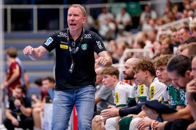 02.10.2026, 6. Spieltag der 2. Handball-Bundesliga, TuSEM Essen - SC DHfK Leipzig. Trainer Frank Carstens (SC DHFK Leipzig hc) gestikulierend am Spielfeldrand NRW Deutschland
