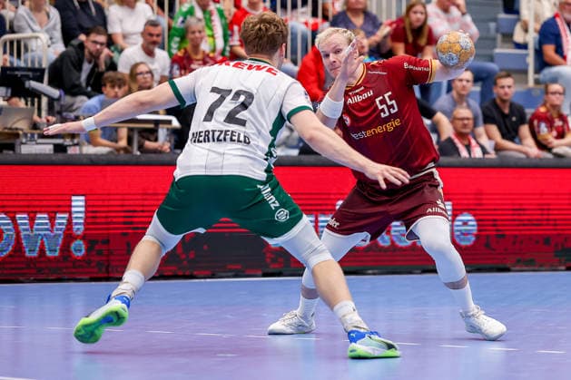 02.10.2026, 6. Spieltag der 2. Handball-Bundesliga, TuSEM Essen - SC DHfK Leipzig. Tim Hertzfeld (SC DHFK Leipzig 72) im Zweikampf gegen Oskar Kostuj (TUSEM Essen 55) NRW Deutschland