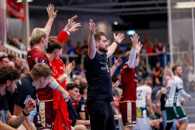 02.10.2026, 6. Spieltag der 2. Handball-Bundesliga, TuSEM Essen - SC DHfK Leipzig. Cheftrainer Kenji Hövels (TUSEM Essen hc) gestikulierend am Spielfeldrand NRW Deutschland
