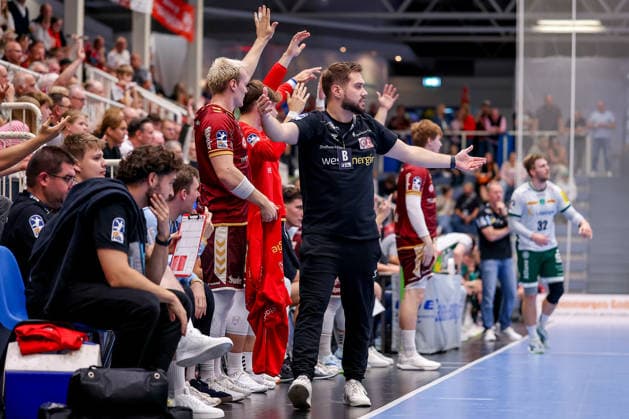 02.10.2026, 6. Spieltag der 2. Handball-Bundesliga, TuSEM Essen - SC DHfK Leipzig. Cheftrainer Kenji Hövels (TUSEM Essen hc) gestikulierend am Spielfeldrand NRW Deutschland